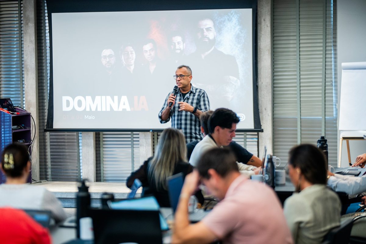 Plateia de empresários no evento DOMINA.IA com a marca projetada na tela
