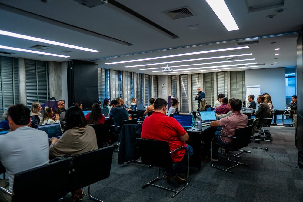 Sala lotada de empresários no evento DOMINA.IA