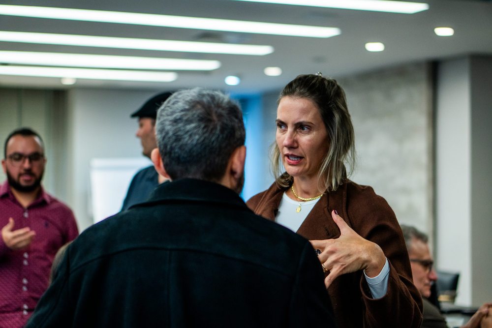 Grupo diverso de empresários participantes